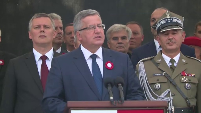 Będziemy domagać się wzmocnienia wschodniej flanki NATO przez obecność żołnierzy z innych krajów - tak mówił prezydent Bronisław Komorowski podczas piątkowych uroczystości z okazji Święta Wojska Polskiego w Warszawie.