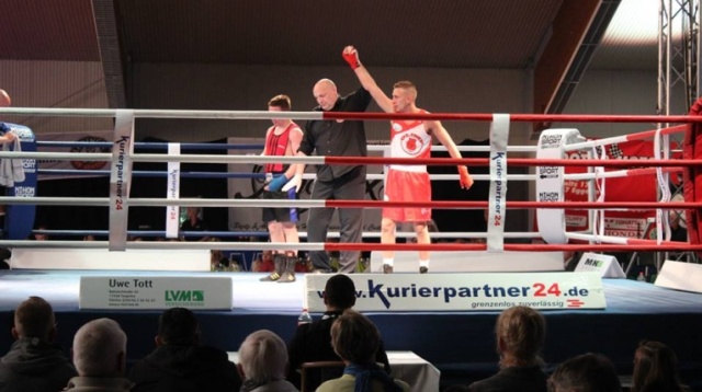Tomasz Król, pięściarz klubu Olimp Szczecin skrzyżuje rękawice z Marcinem Ficnerem podczas sobotniej gali Seaside Boxing Show w Międzyzdrojach.