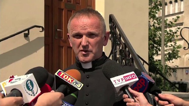 Ksiądz Wojciech Lemański otrzymał dekret suspendujący - będzie się odwoływał. Duchowny poinformował w tvn24, że arcybiskup Henryk Hoser wręczył mu dekret o kanonicznej karze bezterminowego zakazu pełnienia funkcji kapłańskich.