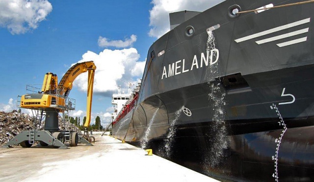 Do nowego, pilnie strzeżonego nabrzeża firmy Cronimet przy Kanale Przemysłowym w Szczecinie zawinął pierwszy statek. Masowiec zabierze na swój pokład złom metali kolorowych. Ładunek trafi do huty w Finlandii.