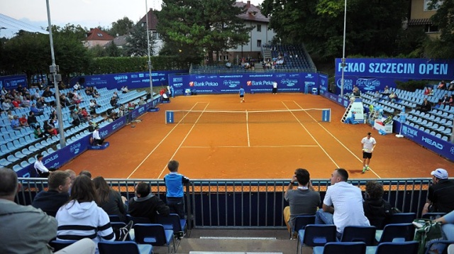 Kamil Majchrzak jako pierwszy z polskich tenisistów awansował do drugiej rundy turnieju Pekao Szczecin Open. 18-letni zawodnik pokonał we wtorek Chorwata Antonio Veića 6:2, 2:6, 6:4.