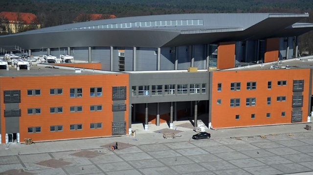 Po piłkarkach ręcznych i szczypiornistach pierwsze mecze w nowej hali widowiskowo-sportowej Arena Szczecin rozegrają koszykarze. Wstęp dla kibiców jest bezpłatny.