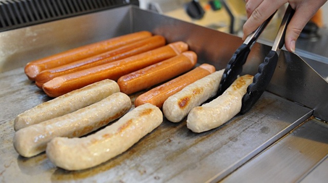 Polacy coraz chętniej stołują się na mieście albo zamawiają jedzenie do domu. Na przestrzeni ostatniej dekady wydatki w sektorze gastronomicznym zwiększyły się o prawie osiem mld zł - podaje Dziennik Gazeta Prawna.