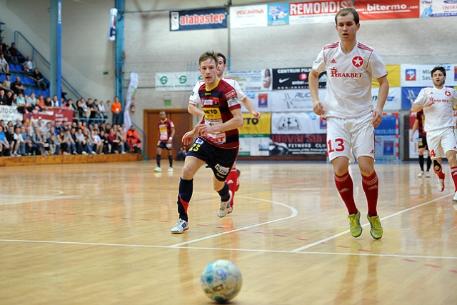 Lider rozgrywek o mistrzostwo Polski i aktualny wicemistrz kraju Pogoń 04 Szczecin zmierzy się w drugim ligowym pojedynku z brązowym medalistą poprzedniego sezonu Wisłą Kraków.