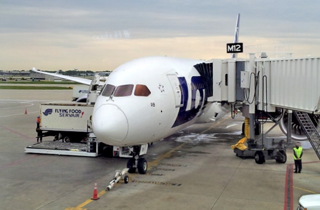 Należący do LOT-u Dreamliner z ponad ośmiogodzinnym opóźnieniem wylądował w Warszawie.