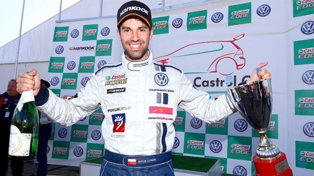 Fantastyczne zakończenie sezonu dla kierowcy ze Szczecina Jakuba Litwina. Podczas ostatniej rundy Volkswagen Castrol Cup 2014, szczecinianin wygrał pierwszy wyścig na Torze Poznań.