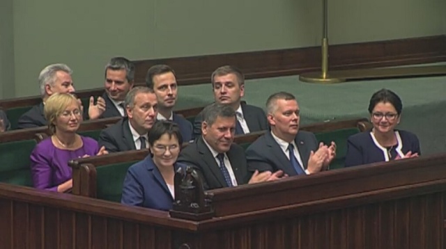 Za 259 posłów, przeciw 183, siedem osób wstrzymało się - rząd Ewy Kopacz zdobył w Sejmie bezwzględną większość głosów.