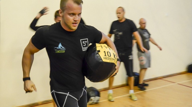 Siedmiu szczecińskich sportowców bierze udział w trójmiejskich zawodach 3City Cross Games. To impreza, na której swoje umiejętności na próbę wystawiają crossfiterzy, czyli osoby, które łączą treningi wytrzymałościowe z siłowymi - na czas przerzucają ciężkie opony od ciągników rolniczych, podciągają się na drążkach, czy rzucają jak najwyżej piłkami lekarskimi.