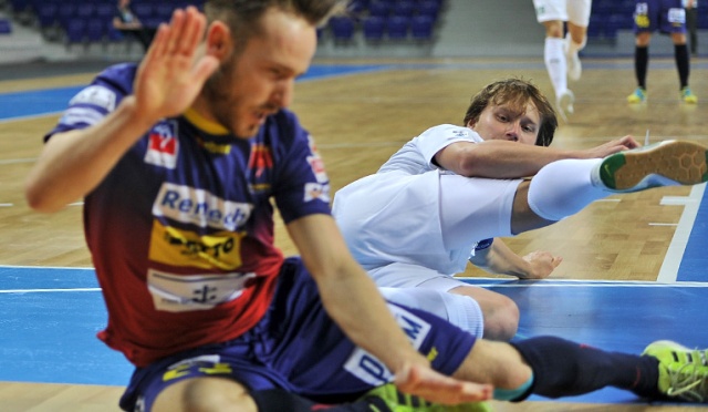 Halowi piłkarze Pogoni 04 Szczecin przegrali w sobotę z Rekordem Bielsko-Biała 3:8. To trzecia z rzędu porażka szczecińskich zawodników w ekstraklasie futsalu.