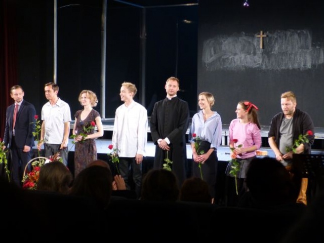 Męczennicy niemieckiego dramaturga Mariusa von Mayenburga to nowa propozycja szczecińskiego teatru. Pierwsi widzowie mogli zobaczyć sztukę w interpretacji Anny Augustynowicz w sobotni wieczór.