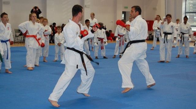 Dwa tysiące zawodników z 50 krajów przyjechało ma mistrzostwa karate w Szczecinie. Na macie w hali Arena Szczecin zmierzą się dzieci, kadeci i juniorzy.