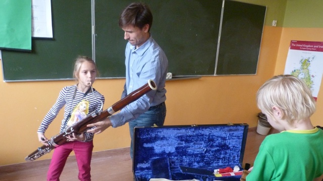 Zespół Szkół nr 9 w Sołczynie odwiedzili muzycy The Danish Concert Band. Kilkudziesięciu uczniów próbowało grać na różnych instrumentach dętych.