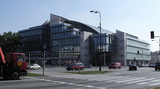 Zarządy Grupy ITI i Grupy Canal poinformowały w czwartek wieczorem, że mogą sprzedać kontrolny pakiet akcji telewizyjnej grupy TVN, notowanej na warszawskiej giełdzie i wartej pięć mld zł.