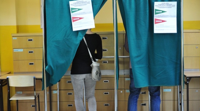 Gdyby wybory odbyły się w niedzielę obie partie uzyskałyby po 34 procent głosów - tak wynika z najnowszego sondażu CBOS.
