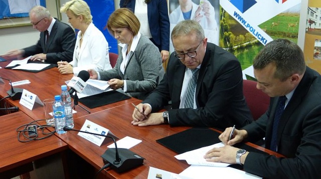 Technik technologii chemicznej - w tym zawodzie od przyszłego roku szkolnego będą się kształcić policcy uczniowie. Dyrekcja Zespołu Szkół im. Ignacego Łukasiewicza - tzw. szkoły Białej podpisała w czwartek w tej sprawie porozumienie o współpracy z Grupą Azoty.