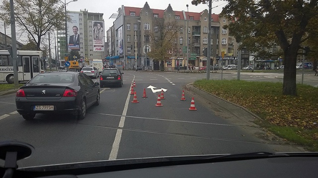 Malowali znaki w godzinach szczytu. W centrum powstały gigantyczne korki