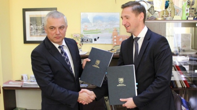 Energia słoneczna będzie zasilać siedem instytucji w Resku. Do końca marca przyszłego roku na budynkach m.in. urzędu miasta, liceum, gimnazjum czy centrum kultury gmina zamontuje kolektory przetwarzające energię ze słońca w elektryczną.