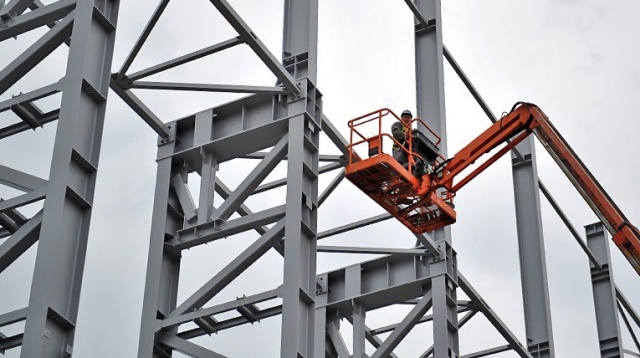Firma chce przeszkolić 180 osób. Wszyscy chętni odbędą trzymiesięczny płatny staż. Z najlepszymi firma podpisze umowy o pracę.