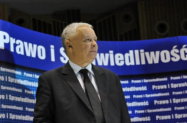 Nie ma mowy o litościwym podejściu do tego rodzaju sprawy - tak Jarosław Kaczyński skomentował w Szczecinie swoją decyzję o zawieszeniu w prawach członka ugrupowania trzech posłów: Adama Hofmana, Mariusza Antoniego Kamińskiego oraz Adama Rogackiego.