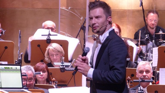 Ponad dwugodzinny koncert odbył się w piątkowy wieczór w szczecińskiej Filharmonii. Wystąpiły dwie świetne wokalistki: Kasia Wilk i Natalia Kukulska. Adam Sztaba poprowadził orkiestrę Filharmonii.