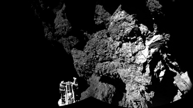 Philae przesłał dane, ale na tym chyba zakończy swą misję. Lądownikowi najprawdopodobniej wyczerpią się baterie, bo za mało dociera do nich słonecznego światła.