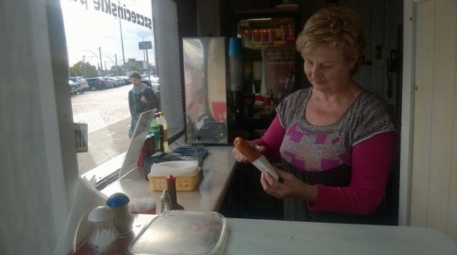 Z ponad 50 przedsiębiorców prowadzących swoje biznesy na szczecińskim dworcu kolejowym dotąd tylko dziewięciu znalazło miejsce w tymczasowej siedzibie. To m.in. osoby prowadzące kantor, sklep z pieczywem czy z pamiątkami.