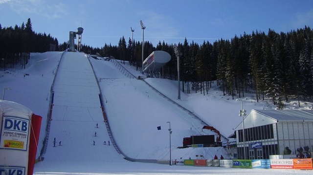Siedmiu reprezentantów Polski wystąpi w niedzielę w niemieckim Klingenthal w pierwszym w tym sezonie konkursie indywidualnym Pucharu Świata w skokach narciarskich.