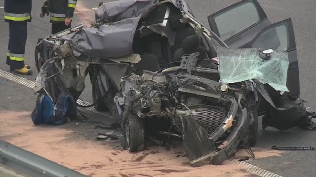 W wypadku na autostradzie A2 niedaleko Łowicza zginęły dwie osoby, a trzy inne są ranne.
