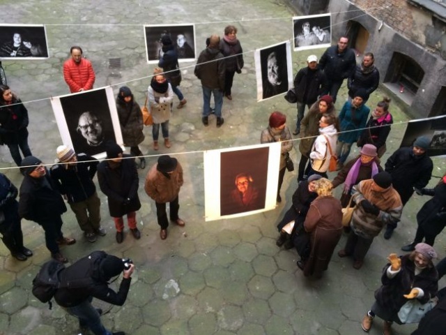 Nową wystawę fotograficzną można oglądać na podwórku jednej ze szczecińskich kamienic. Na zdjęciach znaleźli się najstarsi mieszkańcy budynku przy ul. Kopernika 1112. To element projektu Pamięć Miasta.