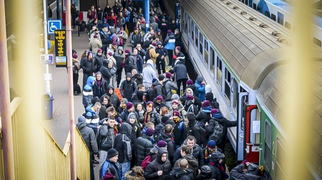 Zorganizowane grupy kibiców Pogoni Szczecin nie pojadą na dwa najbliższe mecze swojej drużyny w rozgrywkach o mistrzostwo Polski. Komisja Ligi Ekstraklasy SA ukarała portowy klub za zachowanie kibiców Pogoni podczas meczu ze Śląskiem we Wrocławiu.