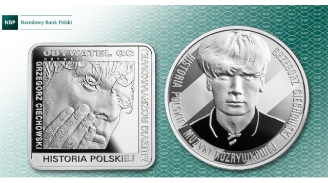W oddziałach Narodowego Banku Polskiego ruszyła sprzedaż monet dziesięciozłotowych z podobizną Grzegorza Ciechowskiego.