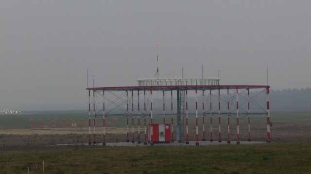 Ponad 30 odwołanych lotów w ciągu ostatnich dwóch miesięcy na i z lotniska w Goleniowie z powodu złych warunków pogodowych. Choć lotnisko jest wyposażone w system naprowadzania ILS, to nie może go w pełni wykorzystywać, bo jest on w trakcie modernizacji i nie ma jeszcze stosownych certyfikatów. Trwają bowiem testy nowych urządzeń.