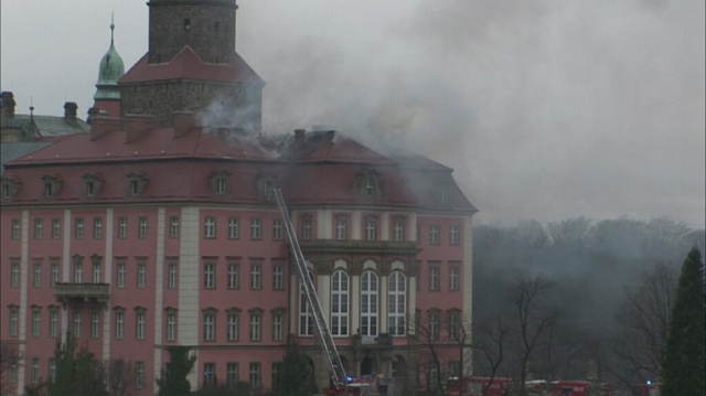 Dolnośląska policja zatrzymała jedną osobę w związku ze środowym pożarem zamku Książ.