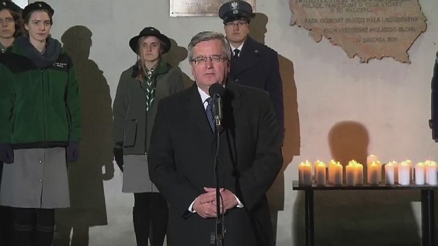 Prezydent Bronisław Komorowski w towarzystwie osób internowanych 13 grudnia 1981 r. pojawił się w piątek przed budynkiem Aresztu Śledczego Warszawa-Białołęka.