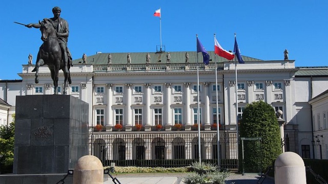 Gdyby wybory prezydenckie odbyły się dziś, to Bronisław Komorowski zdobyłby 56 proc. głosów, czyli wygrałby już w pierwszej turze - tak wynika z sondażu dla telewizyjnych Wiadomości.