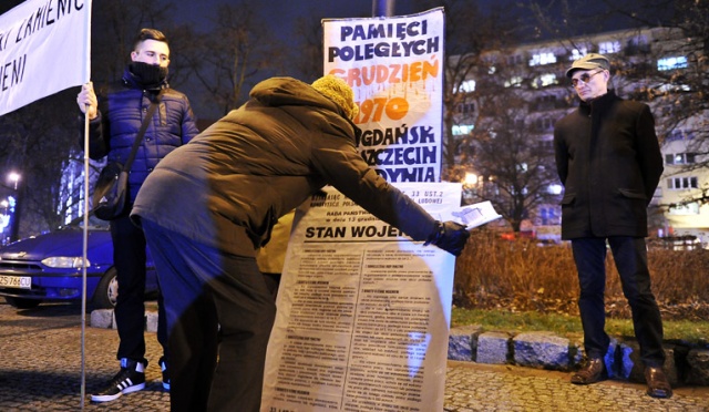 W rocznicę stanu wojennego pikietowali przeciwko komunie [ZDJĘCIA]