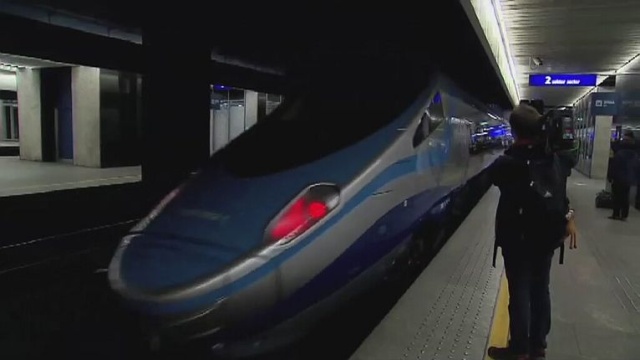 W Warszawie w swój pierwszy kurs wyruszył w niedzielę rano pociąg Pendolino.