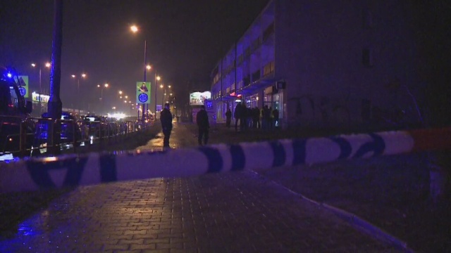 Policjanci z Sosnowca udaremnili napad na bank. Funkcjonariusze postrzelili jednego z napastników. Mężczyzna zmarł w szpitalu - informuje TVN24.