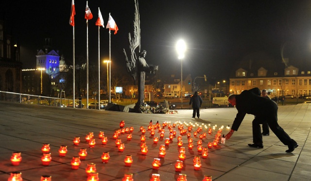 Blisko 200 zniczy zapłonęło na Placu Solidarności [ZDJĘCIA]