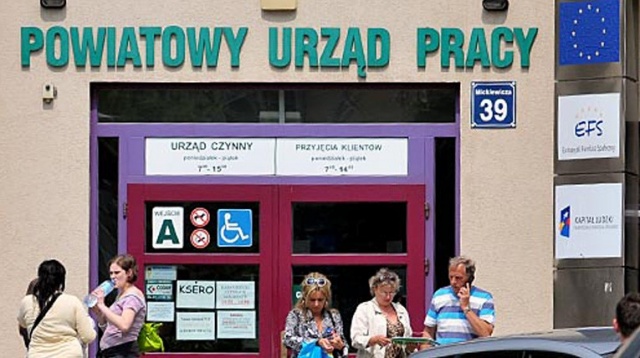 Bony warte kilka tysięcy złotych - na szkolenia, staże czy dojazd do firmy - rozdaje Powiatowy Urząd Pracy w Szczecinie. O pieniądze może ubiegać się każdy, kto ma nie więcej niż 30 lat i zarejestruje się w pośredniaku.