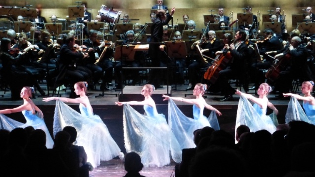 Kompozycje z Dziadka do orzechów, słynnego baletu Piotra Czajkowskiego, zagrali szczecińscy symfonicy. Koncert odbył się w piątek wieczorem w Filharmonii Szczecińskiej.