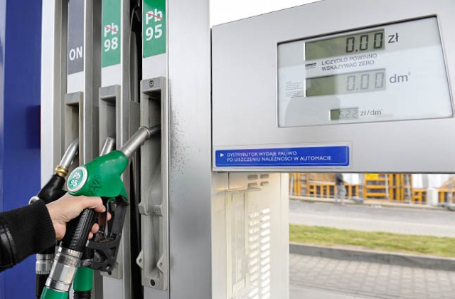 To nie koniec spadków cen benzyny - przewidują eksperci. Kierowcy mogą liczyć na dalsze obniżki. I to jeszcze przed świętami.
