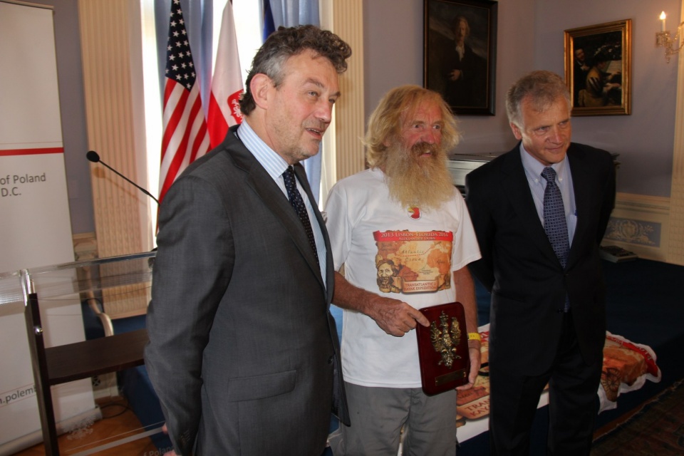 Aleksander Doba, policki kajakarz który przepłynął samotnie Atlantyk dostał w czwartek specjalną nagrodę od ambasadora RP w Waszyngtonie. Fot. Materiały prasowe