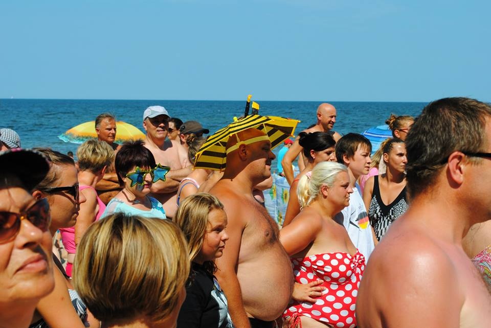 Ponad dwieście osób szukało pieniędzy zakopanych na plaży w Trzęsaczu. Fot. Krzysztof Żurek [Radio Szczecin]