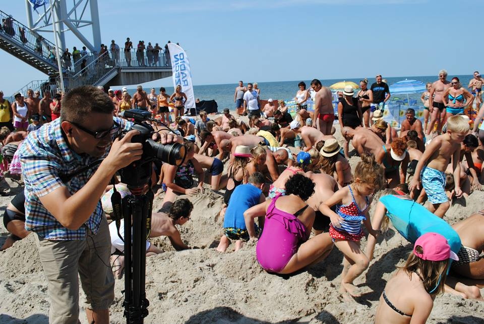 Ponad dwieście osób szukało pieniędzy zakopanych na plaży w Trzęsaczu. Fot. Piotr Sikora [Radio Szczecin]
