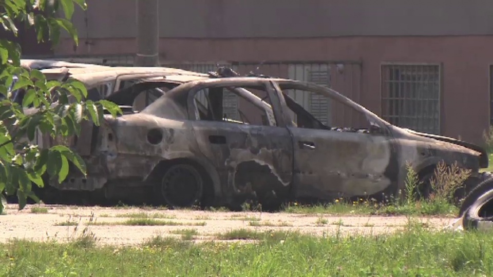 Sprawcy wybili szyby w dwóch radiowozach i jednym prywatnym aucie, wlali do środka łatwopalną substancję i podpalili. Fot. TVN24/x-news