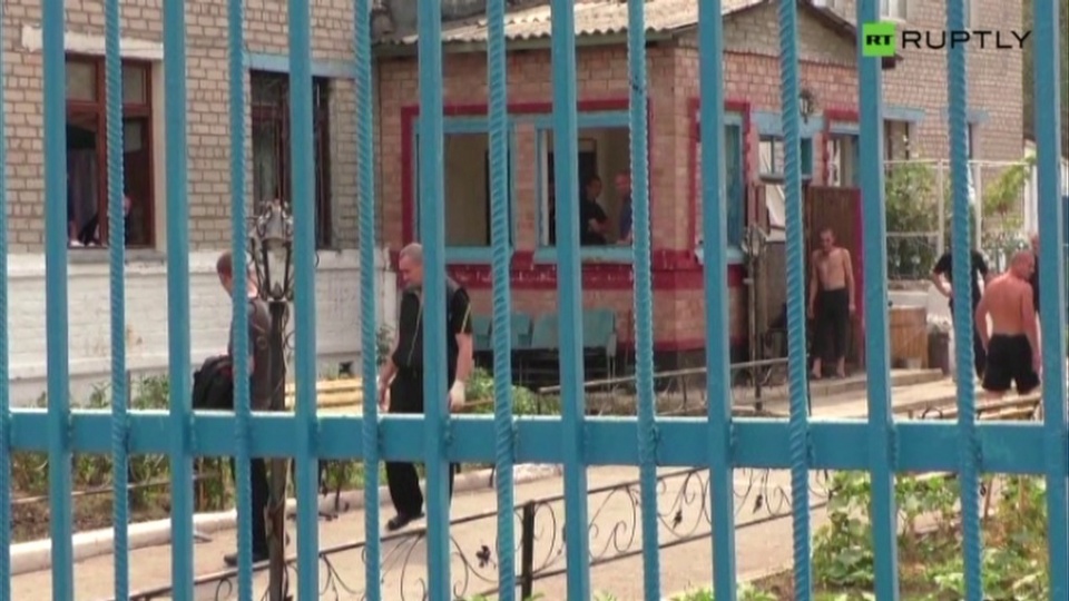 106 więźniów uciekło z kolonii karnej w Doniecku na Ukrainie, po tym jak w budynek uderzył pocisk artyleryjski. Fot. RUPTLY/x-news
