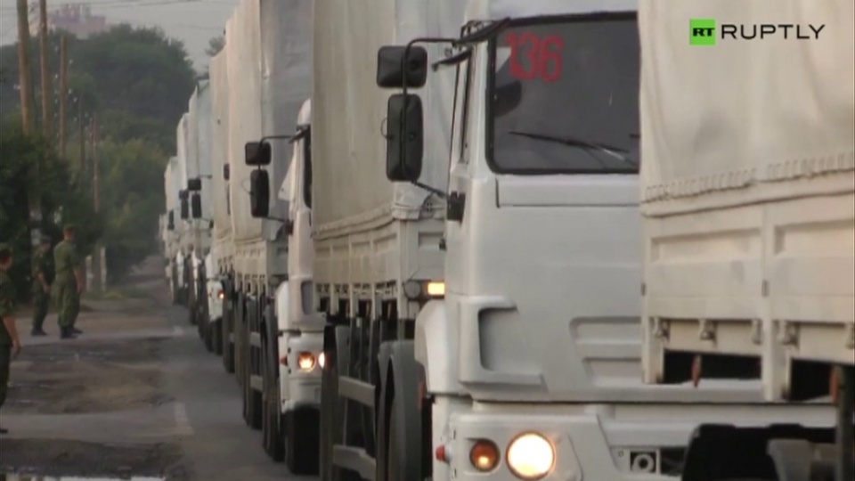 Rosjanie zapakowali broń na swoje ciężarówki i wyjechali do bazy tuż za ukraińską granicą, gdzie stacjonują oddziały wspierające separatystów. Fot. RUPTLY/x-news