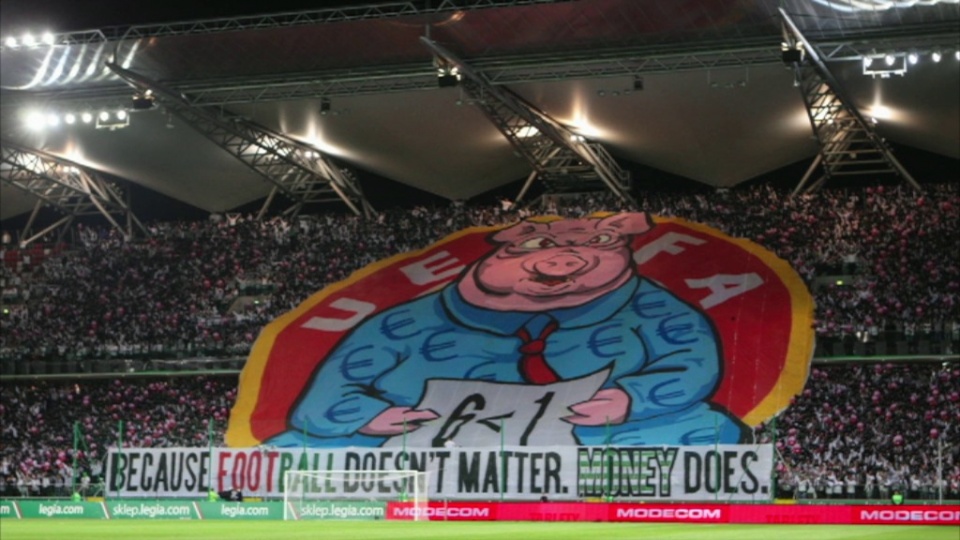 Podczas rewanżowego spotkania IV rundy eliminacji Ligi Europejskiej, stołeczni fani rozłożyli flagę sektorówkę, która w wymowny sposób obrażała UEFA. Fot. Foto Olimpik/x-news