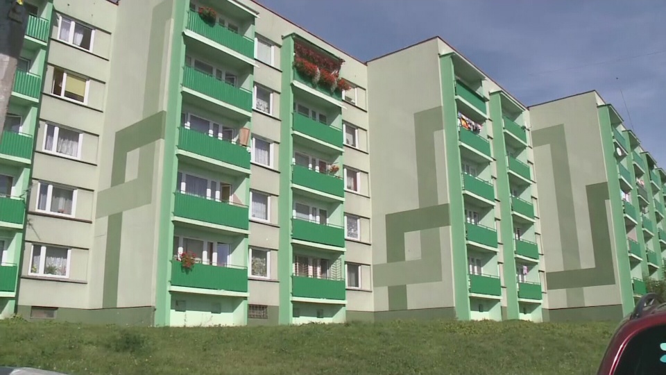 Desperat z Częstochowy, który zamknął się w swoim mieszkaniu i groził wysadzeniem w powietrze czteropiętrowego bloku, zatrzymany. Fot. TVN24/x-news